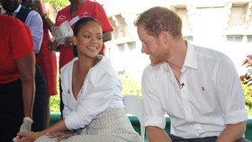 Seksinya Rihanna Saat Bertemu Pangeran Harry