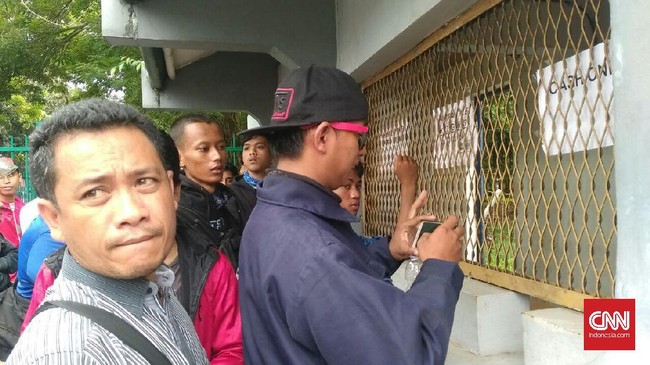 Hanya dalam waktu dua jam sejak loket dibuka pukul 08.00 WIB, lebih dari 10 ribu tiket yang didistribusikan telah habis terjual.
