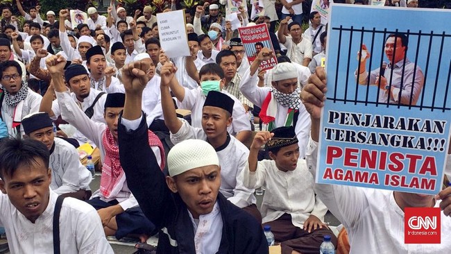 Sekitar seribu umat Islam juga menggelar aksi 212 di Semarang usai salat Jumat. Mereka menyerukan desakanyang serupa yakni agar Ahok segera ditahan.