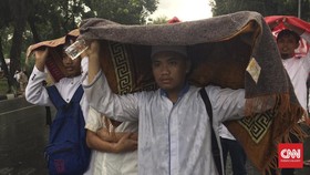 Massa #Aksi212 Tak Gentar oleh Hujan Angin