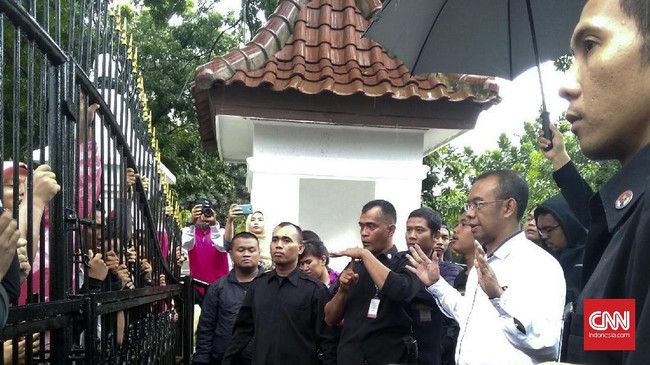 Kemenpora meminta PSSI segera membenahi layanan pembelian tiket pertandingan timnas Indonesia. Kemenpora juga mendesak PSSI mencegah pergerakan calo tiket.