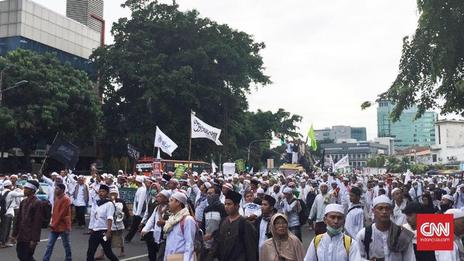 Demonstran anti Ahok menggemakan lantunan Shalawat Badar namun mengganti liriknya dengan 'Penjarakan Ahok'.