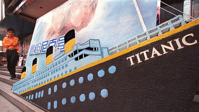 Replika RMS Titanic sesuai ukuran aslinya bisa dinikmati di tepi Sungai Qijiang, Kota Daying, Provinsi Sichuan, China, dalam waktu dekat.