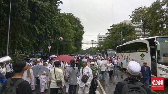 Melalui pelantang suara, Rizieq Shihab mengajak massa yang berasal dari daerah untuk membubarkan diri lewat Thamrin.