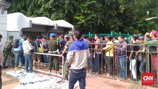 Setelah tiket Timnas Indonesia melawan Vietnam habis, pihak Kiostix langsung meninggalkan lokasi loket dan menyisakan utang ke penjual minuman.