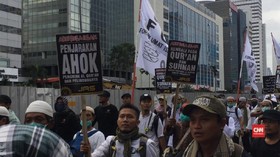 Berbagi Sarapan di Tengah Massa #Aksi212