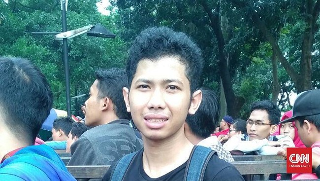 Rian telah mencoba segala cara untuk mendapatkan tiket timnas Indonesia, mulai dari membeli online hingga datang ke Stadion GBK. Usahanya sia-sia.