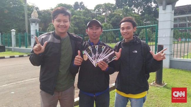 Baik tiket kategori I, II, dan VIP telah habis diserbu para pendukung tim nasional Indonesia. Kapasitas Stadion Pakansari pun diprediksi terisi penuh.