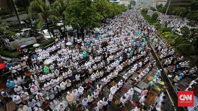 Menghitung Jumlah Peserta #Aksi212 di Jantung Jakarta CNNIndonesia.com menghitung estimasi jumlah massa yang ikut #aksi212. Ukuran kebanyakan sajadah menjadi salah satu bagian dalam proses menghitung.