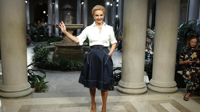 Kalangan fashionista, terutama penggemar Carolina Herrera, tentu tidak asing dengan 212. Ini merupakan merek parfum legendaris.