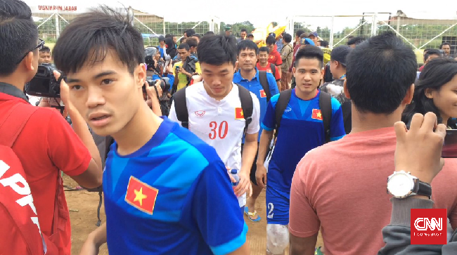 Usai menjalani latihan, para pemain dan staf pelatih timnas Vietnam memilih bungkam. Kubu timnas Vietnam kecewa dengan kondisi lapangan latihan.