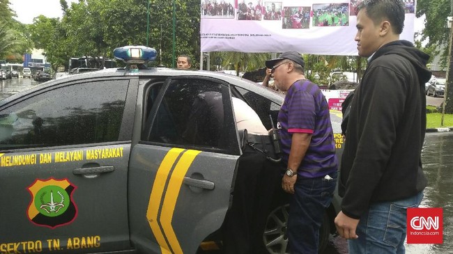 Seorang calo tiket pertandingan semifinal Piala AFF ditangkap pendukung timnas Indonesia yang kesal lalu digelandang ke pos keamanan untuk diserahkan ke polisi.