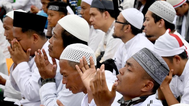 Massa diperkirakan berjumlah 10 ribu yang datang dari Jakarta, Jawa Timur, Jawa Barat dan daerah-daerah di sekitarnya.