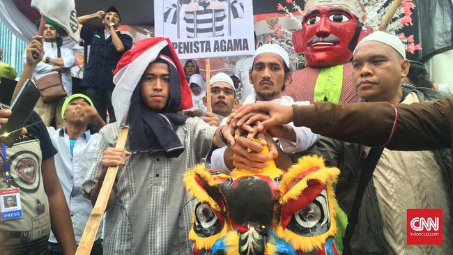 Perwakilan demonstran di DPR mengklaim akan ada 1.000-an orang yang menggeruduk kompleks parlemen dan masih berada di perjalanan.