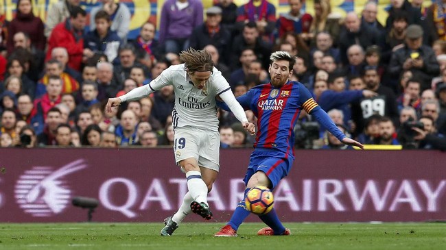 Luka Modric mengungkapkan alasan tak pernah mau bermain satu tim dengan bintang Barcelona Lionel Messi dalam satu tim.