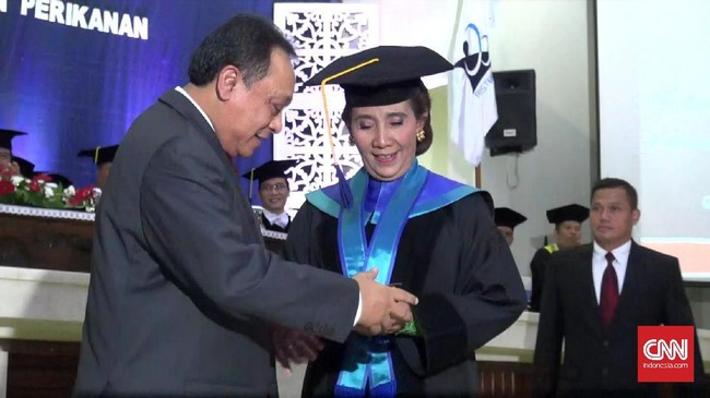 Suasana haru mewarnai pemberian gelar. Susi sempat meneteskan air mata saat mengucapkan terima kasih pada ayahnya, ibunya, serta tiga anaknya.