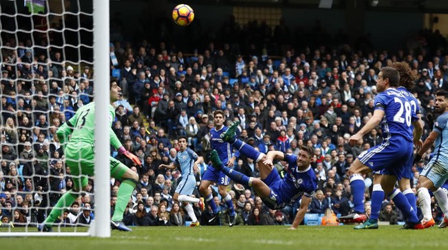 Manchester City unggul 1-0 atas Chelsea pada babak pertama berkat gol bunuh diri Gary Cahil di masa injury time.