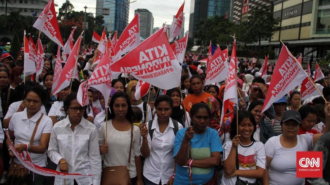 Pelaksanaan Parade Bhinneka Tunggal Ika dinilai telah melanggar Peraturan Gubernur. Sanksi akan diberikan bagi penyelenggara.