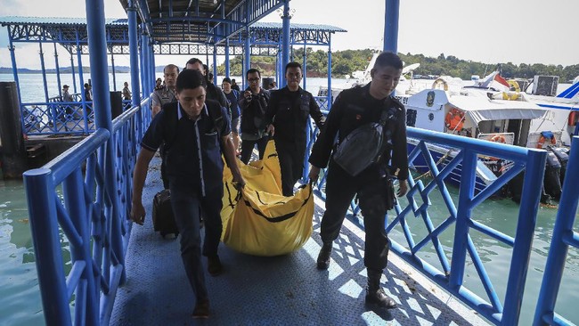 Pencarian pesawat milik Polri yang jatuh di Kabupaten Lingga masih berlangsung. Temuan tim pencarian gabungan yang terkini adalah serpihan dari badan pesawat.