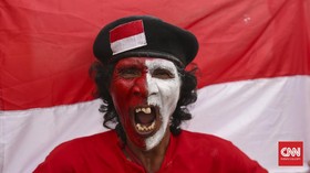 Potret Aksi Bela Timnas di Stadion Pakansari