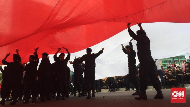 KPU DKI memantau atribut berbau pasangan calon gubernur dan wakil gubernur di Parade Bhinneka Tunggal Ika, hari ini. Namun tak mengatur atribut partai.