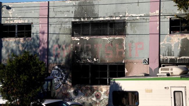 Jumlah korban dikhawatirkan lebih banyak lagi. Sebab pesta itu dihadiri sekitar 50 orang dan saat kebakaran, atap gudang di Oakland, AS, itu runtuh.