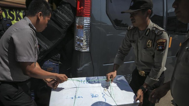 Belum ada potongan tubuh korban lagi ditemukan oleh tim pencari gabungan. Tim terkendala arus deras laut yang membuat serpihan pesawat tersebar.