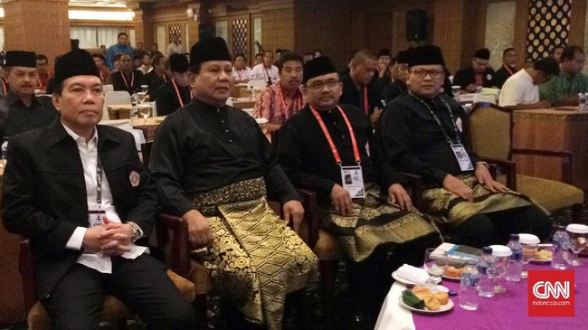 Ketua Umum IPSI Prabowo Subianto berharap anggota TNI dan Polri belajar pencak silat yang merupakan bela diri asli Indonesia.