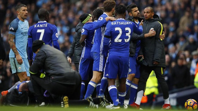 Keributan terjadi di ujung laga Manchester City versus Chelsea di Etihad, Sabtu (3/12). Akibatnya, dua pemain Manchester City harus diusir keluar oleh wasit.