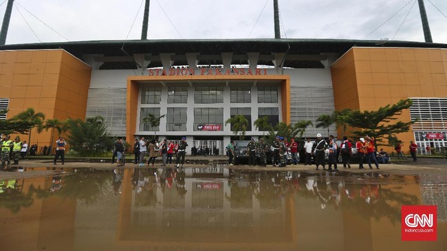 Sejumlah kantong parkir disediakan polisi. Jalan menuju stadion hanya diperuntukkan bagi tamu VVIP, panitia pertandingan, pemain, dan official.