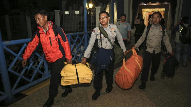 Tim gabungan telah menemukan satu jenazah korban pesawat Polri yang jatuh di Kepulauan Riau. Pencarian masih terus dilakukan pagi ini.