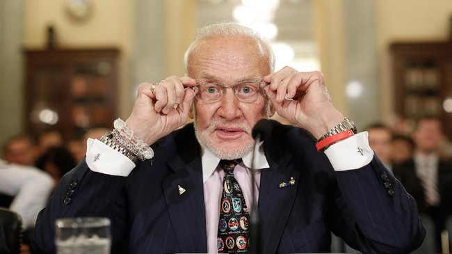 Pensiunan astronaut Edwin 'Buzz' Aldrin menikahi cinta lamanya di usia 93 pada Jumat (20/1).