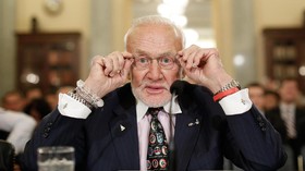 img-title Veteran Astronaut Penjejak Bulan Buzz Aldrin Menikah di Usia 93