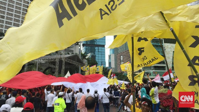 Golkar mempersilakan petugas yang berwenang menertibkan atribut partai yang digunakan dalam Parade Bhinneka Tunggal Ika, hari ini.