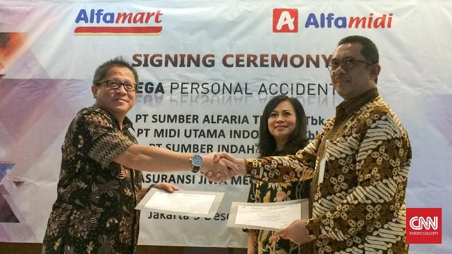 Produk asuransi kecelakaan diri Mega Jiwa akan didistribusikan melalui 12 ribu jaringan Alfamart.