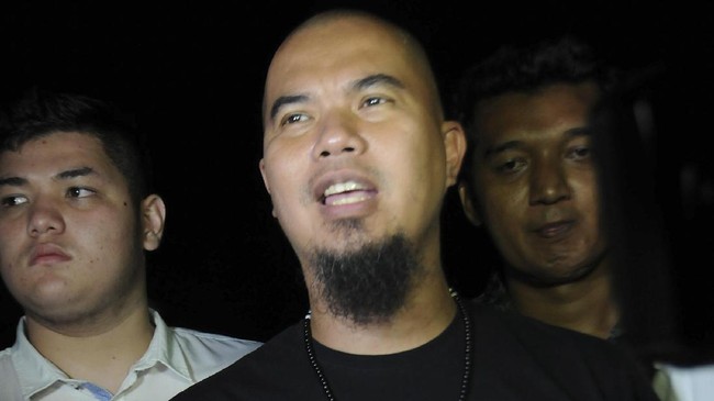 Ahmad Dhani urung mentransfer dana Rp15 juta untuk aksi demonstrasi 2 Desember, karena tidak punya uang. Polisi menyelidiki aliran dana terkait makar.