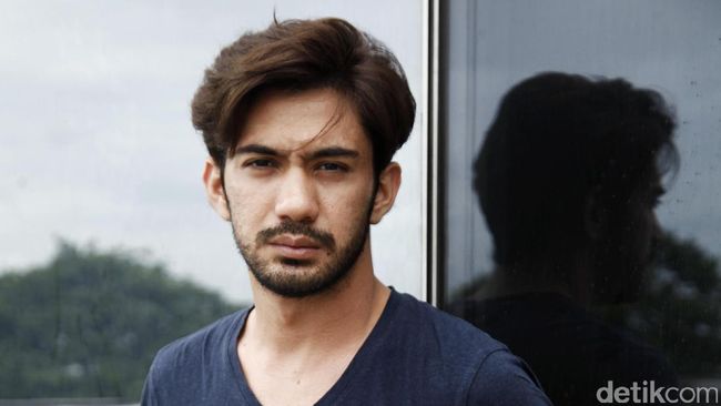 In order to find my father, Reza Rahadian wants to go to the Iranian embassy