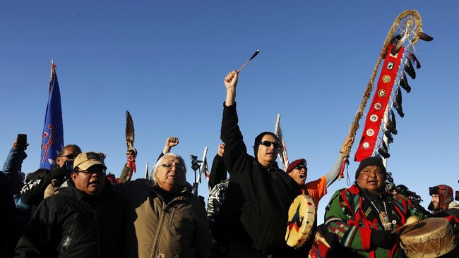 Pembangunan jalur pipa ini diprotes keras karena dianggap dapat dapat mengancam persediaan air dan pemakaman suci suku Standing Rock Sioux di South Dakota.