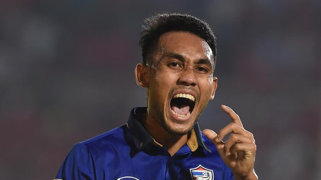Dalam urusan membobol gawang tim nasional Indonesia, Teerasil Dangda masih tertinggal dari legenda sepak bola Thailand, Worrawoot Srimaka.