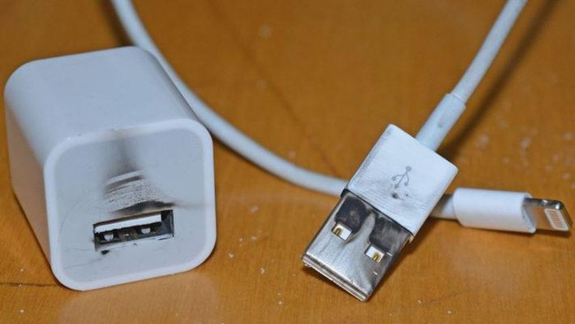 Sebuah pengujian dari Electrical Safety First menemukan 98 persen pengisi baterai palsu iPhone yang dibeli di Inggris mengandung risiko.