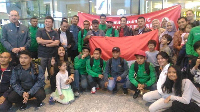 Kehadiran Boaz Solossa dkk di Bandara Noi Bai, Hanoi, disambut bendera merah putih yang disiapkan suporter termasuk staf Kedutaan Besar Indonesia untuk Vietnam.