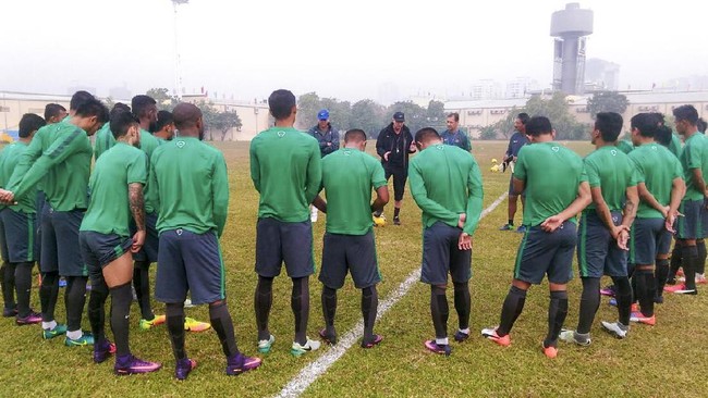 Timnas Indonesia menjalani latihan perdana di Lapangan 1 Komplek Stadion My Dinh. Seluruh pemain Garuda mengikuti latihan yang digelar selama dua jam.