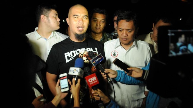 Ahmad Dhani mengatakan, dirinya tidak akan memberikan informasi apapun soal Sri Bintang. Dia mengklaim tidak kenal dengan Sri Bintang.