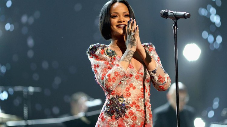 Rihana LOS ANGELES, CA - FEBRUARY 13: Singer Rihanna performs onstage during the 2016 MusiCares Person of the Year honoring Lionel Richie at the Los Angeles Convention Center on February 13, 2016 in Los Angeles, California. (Photo by Christopher Polk/Getty Images for NARAS)