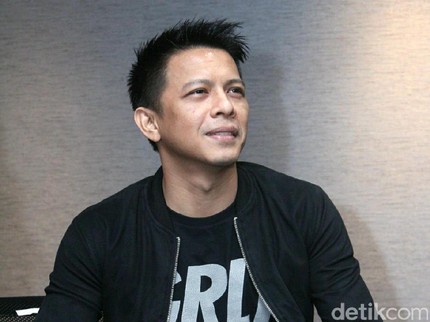 Bekal Spesial Ariel 'Noah' Saat Liburan Bareng Ibunda & Putrinya