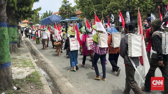 Suku Anak Dalam Jambi menggelar aksi jalan kaki ke Jakarta untuk menagih janji Jokowi. Sebelum berangkat siang ini, mereka berorasi di Kantor Gubernur Jambi.