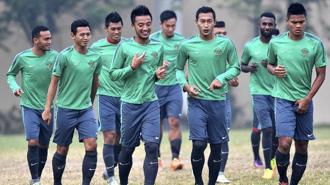 Dalam latihan terakhir Timnas Indonesia, Alfred Riedl mengisyaratkan kembali mengubah komposisi tim inti saat lawan Vietnam pada leg kedua semifinal.