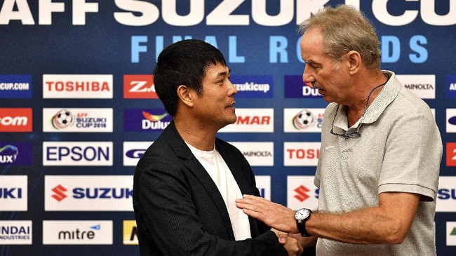 Pelatih timnas Indonesia Alfred Riedl menyarankan federasi sepak bola Vietnam untuk mempertahankan jabatan pelatih Nguyen Huu Thang.