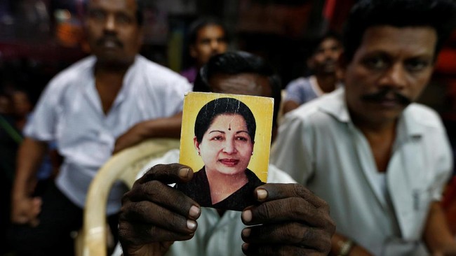 Satu-satunya perempuan yang pernah terpilih sebagai Menteri Kepala negara bagian Tamil Nadu ini mengalami serangan jantung dua hari lalu.