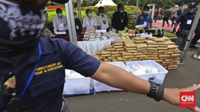 Direktorat Narkoba juga mengamankan satu orang tersangka berkewarganegaraan Nigeria yang mencoba melarikan diri saat ditangkap.